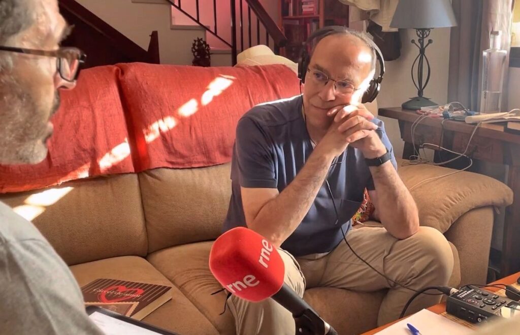 Ricardo Aguilera Ramírez es un periodista y escritor español. Sus especialidades son el cómic y música popular. Ademas es tambien realizador, director y presentador de programas en Radio Nacional de España.